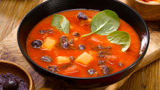 Gaspacho tomate, coulis d'olives violette & cubes de saison