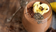 Smoothie au chocolat, banane et graines de chia