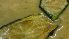 Velouté gratiné de courgettes rôties, chips de courgettes à l'ail