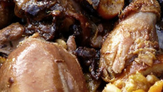 Poulet acidulé à l' orange, aux pruneaux  et pignons