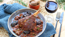 Souris d'agneau confites au four avec pruneaux d'Agen et noix du Périgord