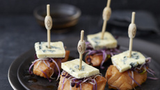 Bouchées de saumon confit au soja, Bresse Bleu et pousse de radis