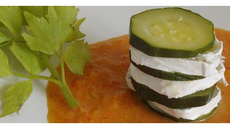 Mille-feuille de courgette au chèvre et coulis de poivron rouge
