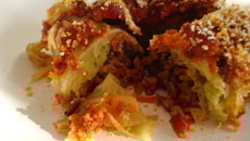 Feuilles de chou vert frisé farcies