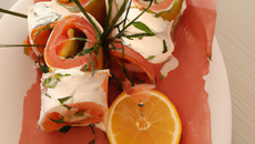 Rouleau au saumon fumé à la fêta et à l'aneth