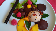 Salade de fruits exotiques, raviole chocolat, sorbet litchi