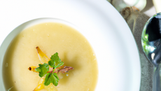 Soupe de topinambours et poireaux parfumée au cerfeuil