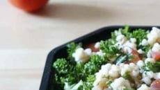 Taboulé traditionnel  aux herbes fraîches tomates et oignons