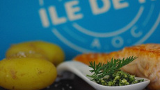 Saumon rôti...pesto aux fanes de carottes et pommes de terre AOC