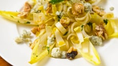 Salade sucrée-salée au roquefort et sa vinaigrette au miel