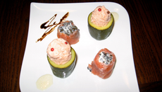 Courgettes farcies aux rillettes de saumon et bûchettes de saumon fumé aux lentilles