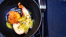 Langouste flambée, menthe et suprêmes de citron vert