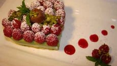 Un cœur pistache framboises rien que pour toi ....maman