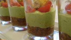 Verrines mousse d'asperges sur tapenade rouge