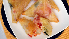 Samoussas au poulet, tomate et mozzarella