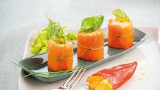 Rouleau de saumon fumé à la chair de crabe et piquillos farçis au maïs