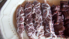 Brochettes d'abats en crépine