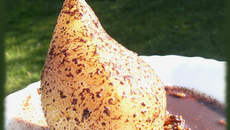 Poire fondante sur sablé de spéculoos et sa sauce au chocolat roquefort