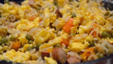 Riz cantonais aux saucisses de Strasbourg