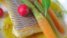 Filets de rougets à la moelle, petits légumes glacés
