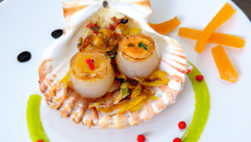 Noix de St Jacques sur lamelles de poivrons confits