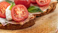 Tartine de jambon cru sur lit de tomates et mozzarella