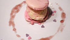 Glace au chocolat blanc et aux brisures de macarons