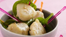 Apéro de Saint-Jacques aux épinards et noix de coco