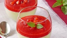 Panna cotta au chocolat blanc, basilic & fraises