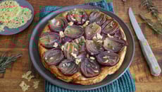 Tarte tatin aux oignons rouges et tuiles de parmesan