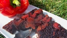Gâteau fondant au poivron rouge piment d'espelette et chocolat noir