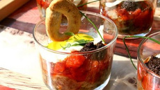 Verrine compotée de tomates, confit d'aubergines blanches et tapenade noir aux œufs de caille