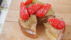 Tartelette à la rhubarbe, rhubarbe confite et fraises sur sablé breton