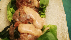 Hot Dog oriental, salade de concombre et mayonnaise épicée