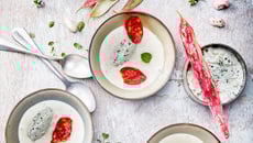 Velouté de haricots coco au miel, Tartare® à l’Ail Sauvage et chips de chorizo