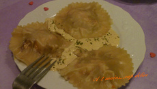 Ravioles de langoustines au caviar d'aubergine et noisettes grillées et sa crème de curry