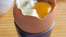 Œuf à la coque et au Roquefort Papillon et ses mouillettes au beurre de Roquefort Papillon