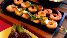 Gambas coco, fondue de poireaux et pommes de terre grillées