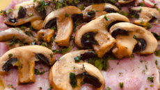 Escalopes de dinde aux champignons, jambon de bayonne et thym frais