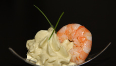 Espuma d'avocat aux crevettes épicées