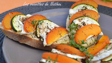 Crostinis aux abricots, courgette et fromage de chèvre