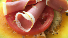Tartine jambon, melon, tomates