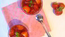 Mousseux de ricotta à la mentre et nage de fraises au Xérès et basilic