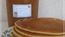 Pancakes et compote épicée de pommes au cidre