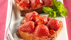 Pain de mie perdu au tartare de fraises