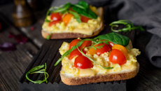 Tartine à la brouillade d'œufs