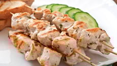 Brochettes de poulet marinées
