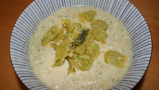 Soupe légère de courgettes, ravioles dorées et copeaux de parmesan