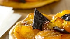 Tarte fine à l'abricot rencontre d'éclat de chocolat et emmental