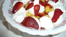 Coupe de fraise et ananas comme une pavlova